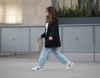 Nike et l’esthétique « clean girl » : comment adopter ce look minimaliste avec vos sneakers