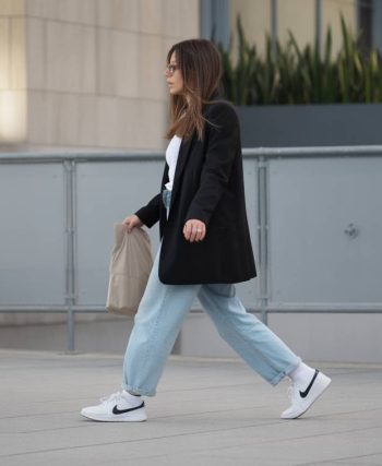 Nike et l’esthétique « clean girl » : comment adopter ce look minimaliste avec vos sneakers