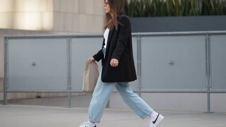 Nike et l’esthétique « clean girl » : comment adopter ce look minimaliste avec vos sneakers