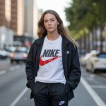 Nike et l’esthétique « clean girl » : comment adopter ce look minimaliste avec vos sneakers