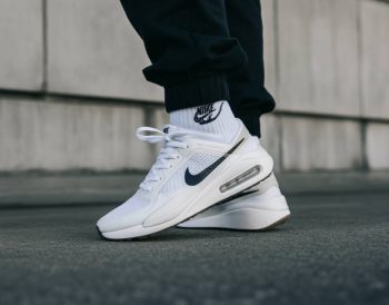 Nike et la tendance « retro futurism » : comment adopter un look avant-gardiste avec vos sneakers