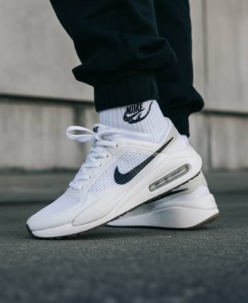 Nike et la tendance « retro futurism » : comment adopter un look avant-gardiste avec vos sneakers
