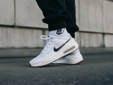 Nike et la tendance « retro futurism » : comment adopter un look avant-gardiste avec vos sneakers