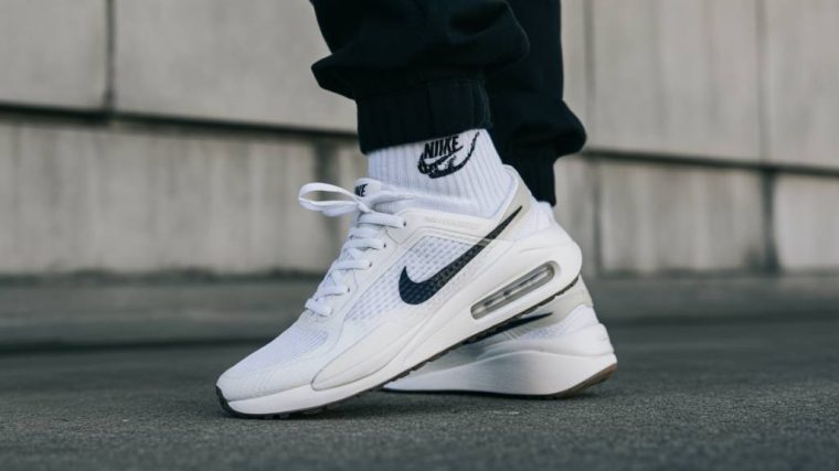 Nike et la tendance « retro futurism » : comment adopter un look avant-gardiste avec vos sneakers