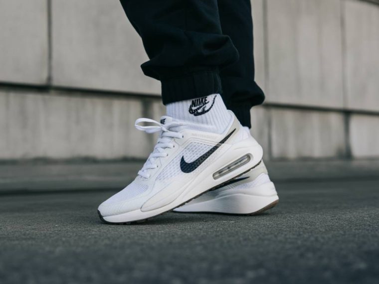 Nike et la tendance « retro futurism » : comment adopter un look avant-gardiste avec vos sneakers