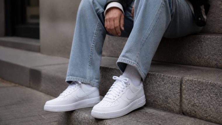 Air force one base : comment adopter la sneaker iconique au quotidien