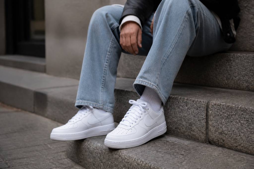 Air force one base : comment adopter la sneaker iconique au quotidien